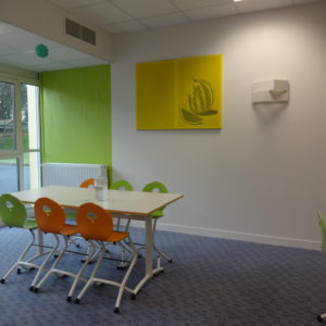 M149 TABLES IVRY, M313 CHAISES 2T3M SURELEVEES & M403 PANNEAUX ACOUSTIQUES - FOUGERES (35)
