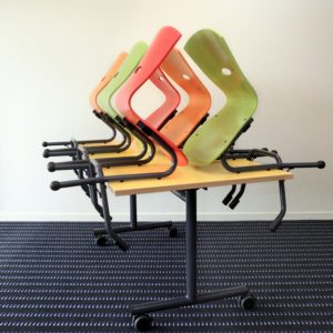 M408 TABLES RABATTABLES PLAK & M313 CHAISES TRIANGOLO