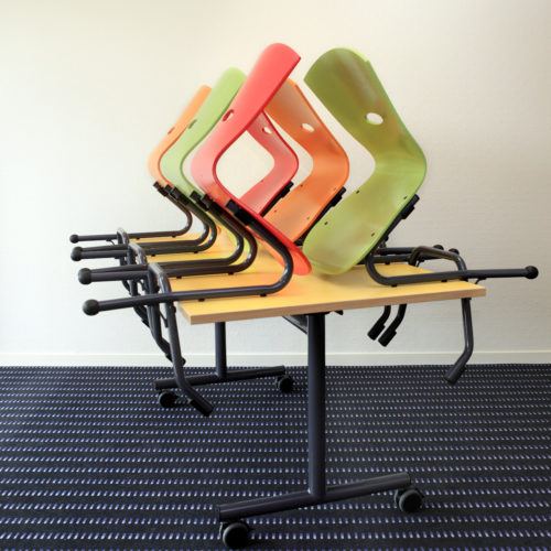 M408 TABLES RABATTABLES PLAK & M313 CHAISES TRIANGOLO