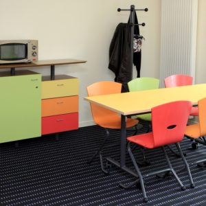 M408 TABLE RABATTABLE PLAK, M313 CHAISES TRIANGOLO & M389 BUFFET SWEETEEN