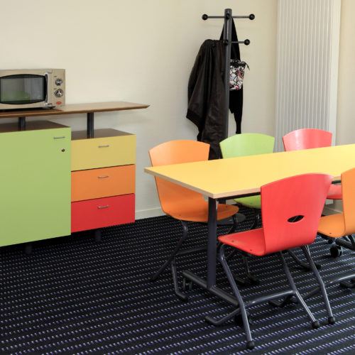 M408 TABLE RABATTABLE PLAK, M313 CHAISES TRIANGOLO & M389 BUFFET SWEETEEN