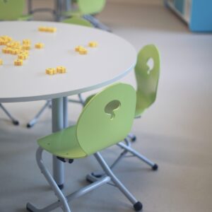M313 CHAISE 2T3M AVEC M149 TABLE IVRY