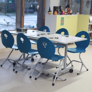 M313 CHAISE 2T3M AVEC M408 TABLE RABATTABLE PLAK