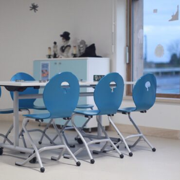 M313 CHAISE 2T3M AVEC M408 TABLE RABATTABLE PLAK